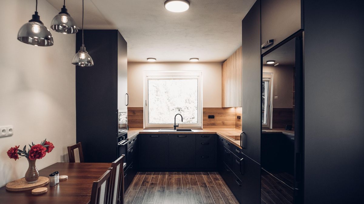 Majitelé mají po rekonstrukci novou kuchyň v elegantním černém matu